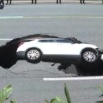 Corea del Sud, voragine inghiotte auto: due persone ferite. Le immagini