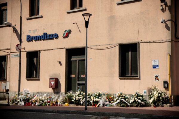 Brandizzo - Mazzi di fiori e messaggi di cordoglio davanti alla stazione