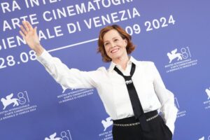 Mostra Cinema Venezia, Sigourney Weaver: “Tifo Kamala Harris e vorrei fare film in Italia”