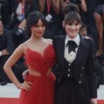 Mostra del Cinema, a Venezia Jenna Ortega sul red carpet con un abito di tulle rosso