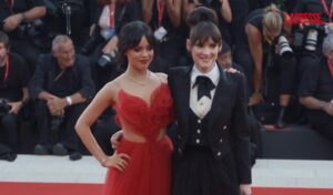 Mostra del Cinema, a Venezia Jenna Ortega sul red carpet con un abito di tulle rosso