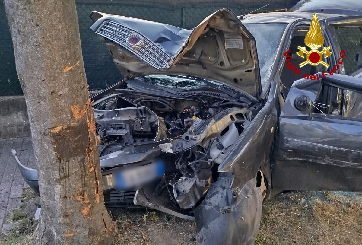 Venezia, auto contro albero: gravi 2 bambini