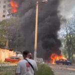 Ucraina, attacco russo contro condominio a Kharkiv: il palazzo avvolto dalle fiamme