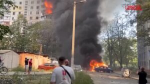 Ucraina, attacco russo contro condominio a Kharkiv: il palazzo avvolto dalle fiamme