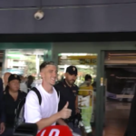 Roma, le immagini dell’arrivo di Alexis Saelemakers nella Capitale