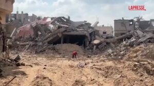 Gaza, palestinesi tornano a Khan Younis dopo il ritiro delle forze israeliane: il video della devastazione