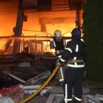 Ucraina, a Sumy prende fuoco un edificio dopo un attacco russo: l’intervento dei pompieri
