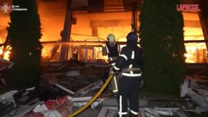 Ucraina, a Sumy prende fuoco un edificio dopo un attacco russo: l’intervento dei pompieri