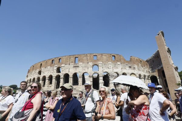 Ferragosto, turisti affollano il centro di Roma