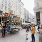 Milano, gli Hare Krishna sfilano per le vie del centro
