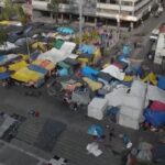 Tendopoli in centro a Città del Messico: migliaia di migranti accampati