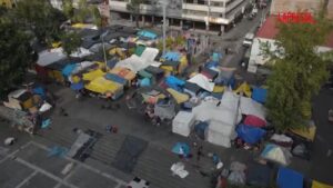 Tendopoli in centro a Città del Messico: migliaia di migranti accampati