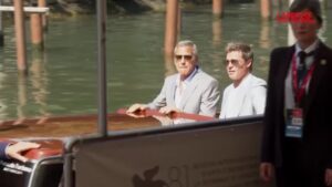 Mostra del Cinema, George Clooney e Brad Pitt arrivano in barca a Venezia