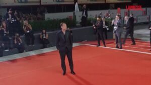 Mostra Cinema Venezia, Jude Law sfila sul red carpet