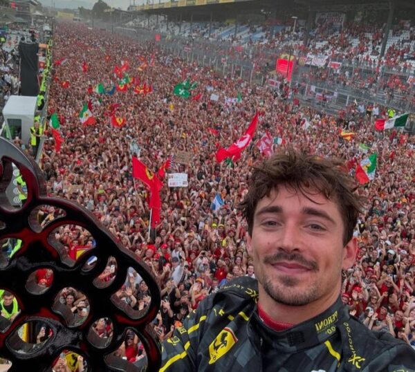 F1, Leclerc trionfa a Monza: migliaia di fan della Ferrari invadono la pista