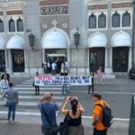 Venezia 81,  flash mob animalisti contro gestione degli orsi in Trentino