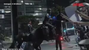 Israele, proteste a Tel Aviv: la sorella di un ostaggio travolta da cavallo della polizia