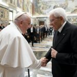 Papa Francesco consegna il Premio Paolo VI al Presidente Sergio Mattarella