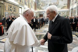 Papa Francesco consegna il Premio Paolo VI al Presidente Sergio Mattarella