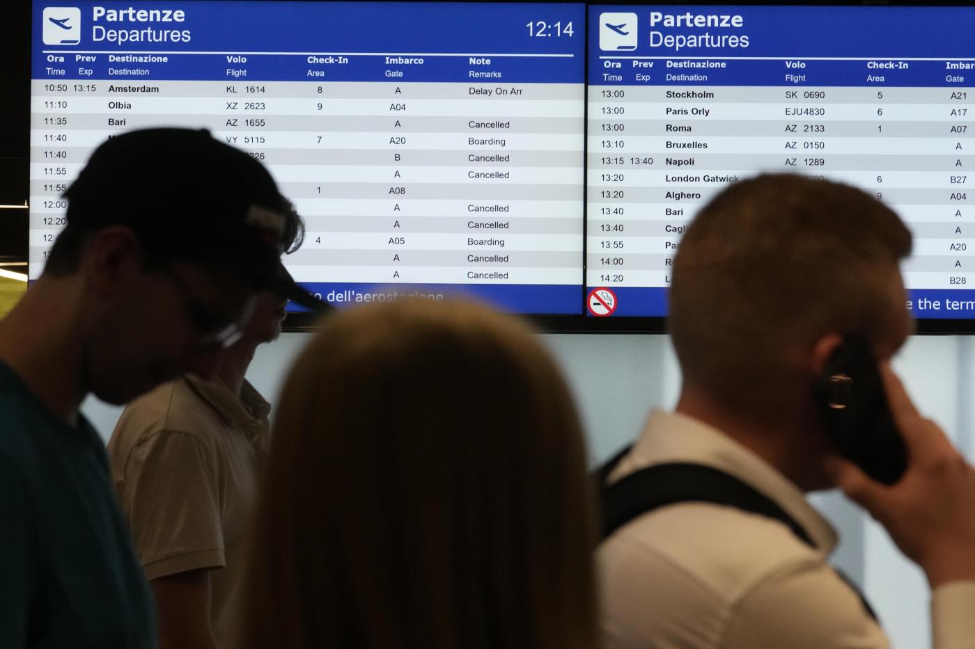Milano, volo Linate-Madrid in ritardo: passeggeri bloccati da ore a bordo
