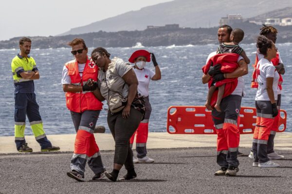 Spagna, migranti sbarcano al porto di La Estaca a Valverde