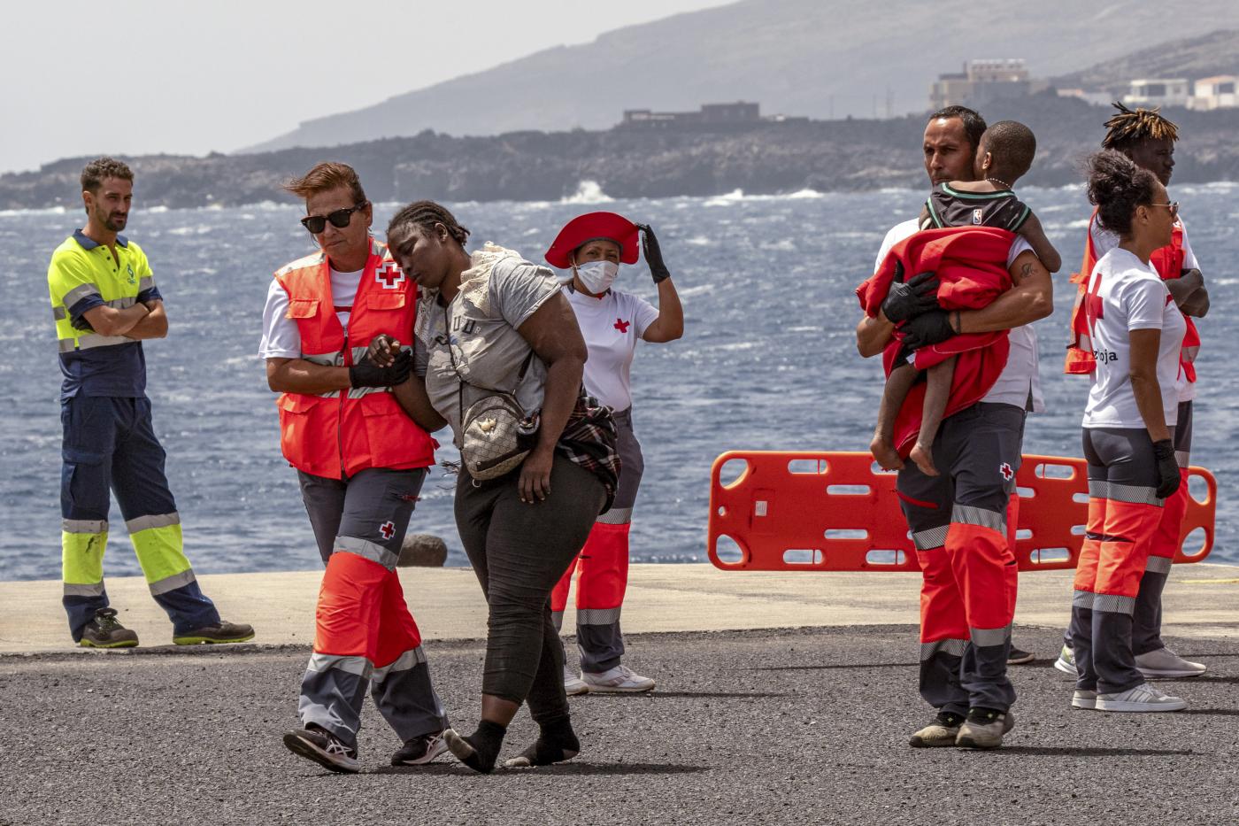 Migranti, donna incinta di otto mesi raggiunge Ceuta a nuoto: “L’ho fatto per mio figlio”