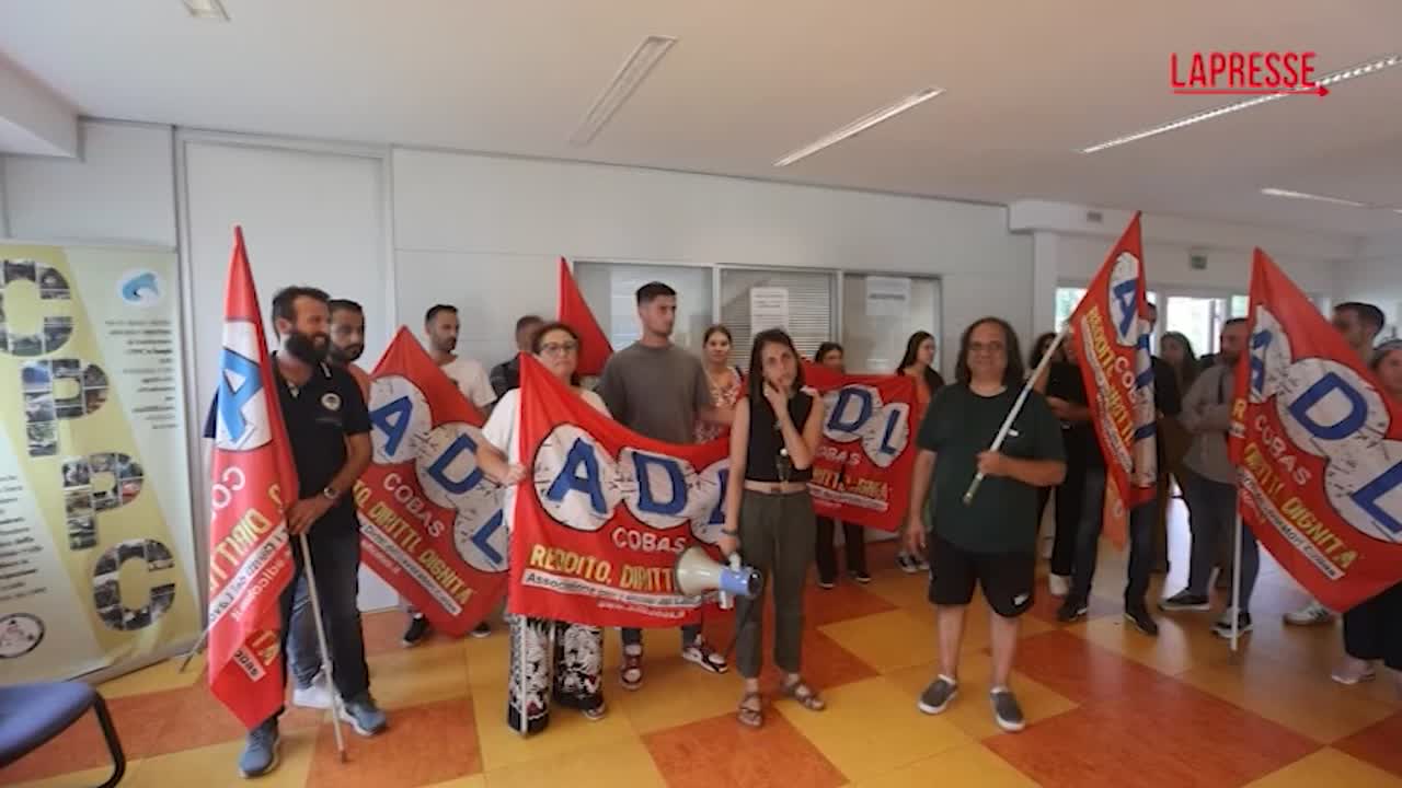 Milano, i precari della scuola occupano il provveditorato - LaPresse