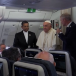 Indonesia, il Papa in aereo saluta i giornalisti: “Grazie per la compagnia”