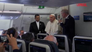 Indonesia, il Papa in aereo saluta i giornalisti: “Grazie per la compagnia”