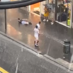 Maltempo a Roma, strade come fiumi: i turisti si tuffano nelle pozzanghere
