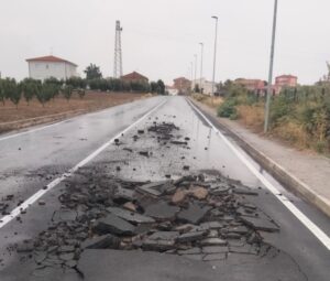 Campobasso, forte temporale: fulmine frantuma una strada