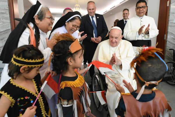 Papa, il Pontefice è arrivato in Indonesia