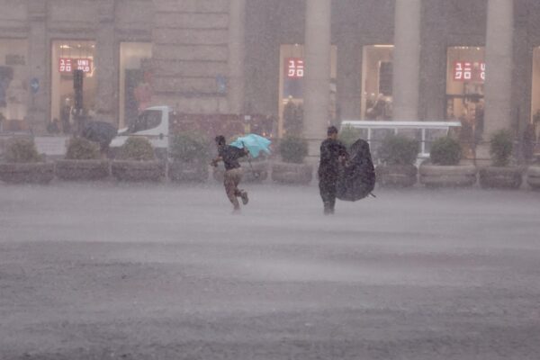 Maltempo, bomba d’acqua su Roma: strade del centro come fiumi