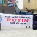 Mongolia, manifestanti con bandiera ucraina per protestare contro la visita di Putin
