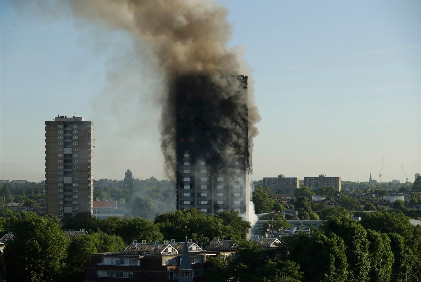 Londra, inchiesta su incendio Grenfell Tower: “Grattacielo si trasformò in trappola mortale per errori governo”