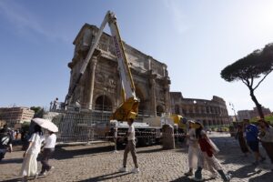 Maltempo, fulmine danneggia l’Arco di Costantino a Roma