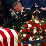 Usa, il figlio di McCain: “Trump ha violato il cimitero di Arlington”