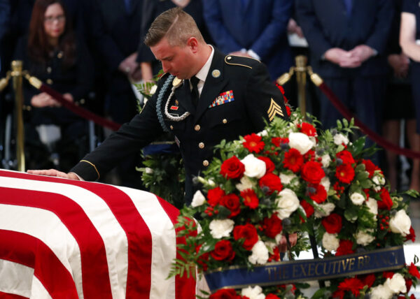 Usa, il figlio di McCain: “Trump ha violato il cimitero di Arlington”