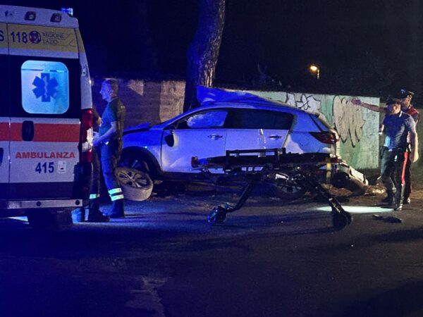 Roma, scontro tra auto: due morti