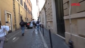 Meloni lascia la Camera dei Deputati dopo la riunione di FdI