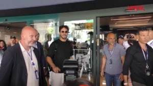 Roma, l’arrivo a Fiumicino del difensore tedesco Hummels