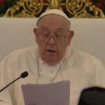 Natalità, Papa in Indonesia: “Leggi di morte limitano nascite, si preferiscono cani e gatti”