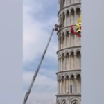 Pisa, i vigili del fuoco soccorrono un turista sulla Torre