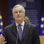 Francia, Macron nomina Michel Barnier primo ministro. Insorge Melenchon