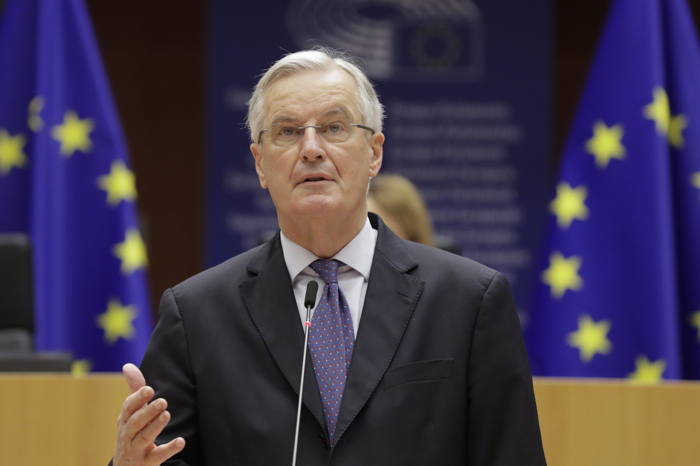 Francia, Macron nomina Michel Barnier primo ministro. Insorge Melenchon