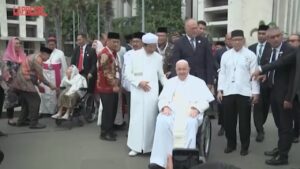 Papa Francesco in Indonesia, il baciamano all’Imam: “Uniti per la pace”