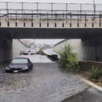 Maltempo a Milano, auto bloccate nel sottopasso allagato