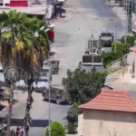 Cisgiordania, i soldati israeliani circondano una casa a Jenin durante raid
