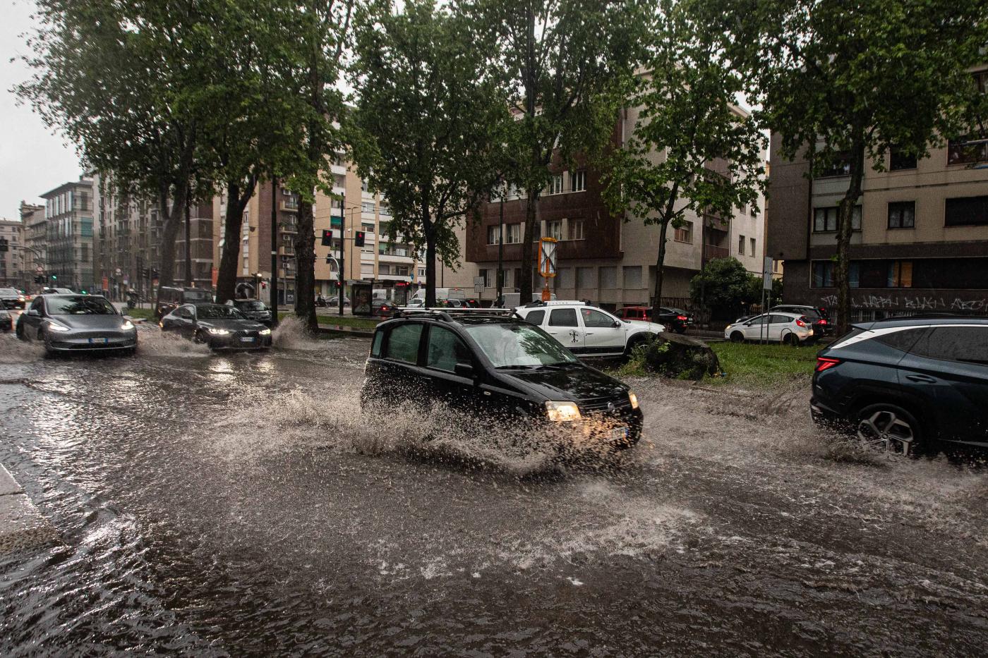 Milano sotto il diluvio: esonda il Seveso. Strade allagate Milano sotto il diluvio: esonda il Seveso. Strade allagate