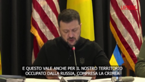 Ucraina, Zelensky: “Divieto di colpire in Russia è sbagliato”